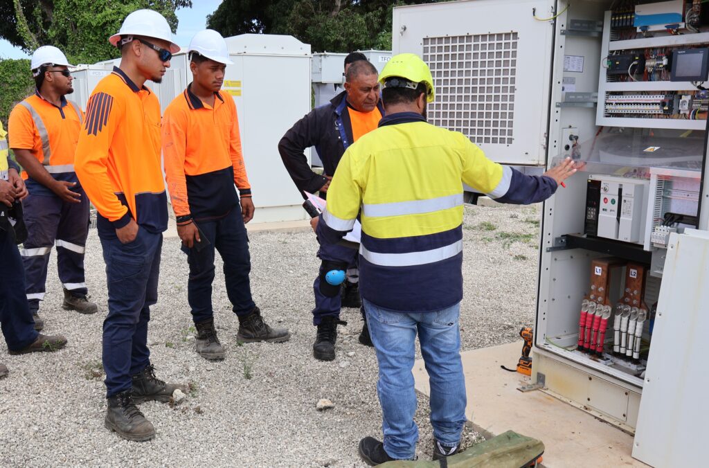 Team briefing outage on BESS inverter